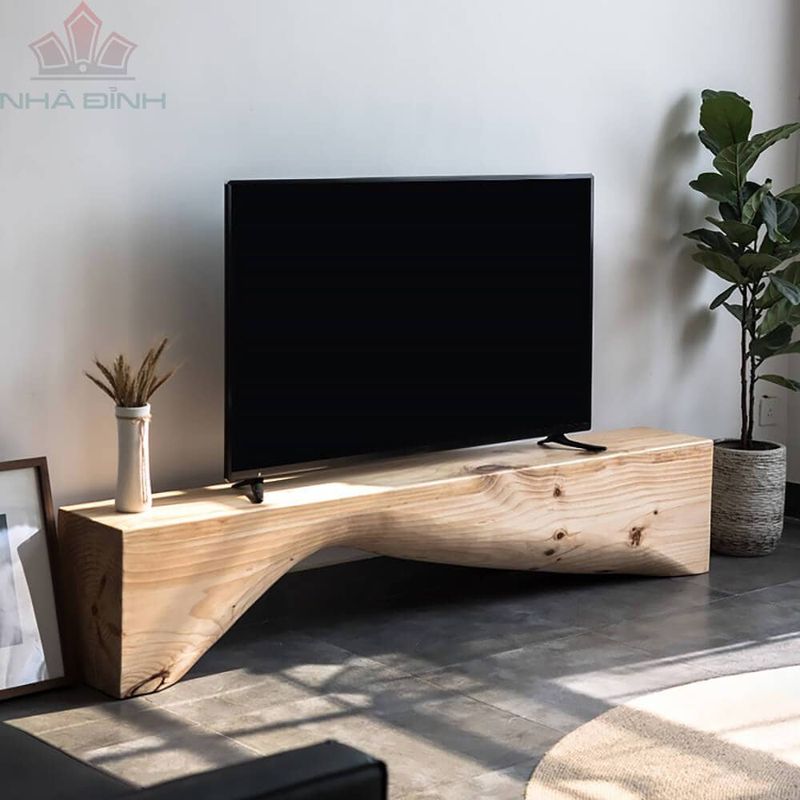 Kệ tivi gỗ nguyên khối với thiết kế mộc mạc, giản dị, mang đến cảm giác gần gũi với thiên nhiên.