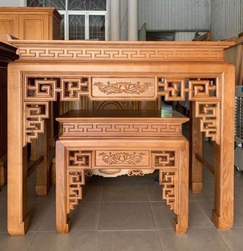 Bàn thờ gỗ Tần Bì được chạm khắc tỷ mỷ, khéo léo