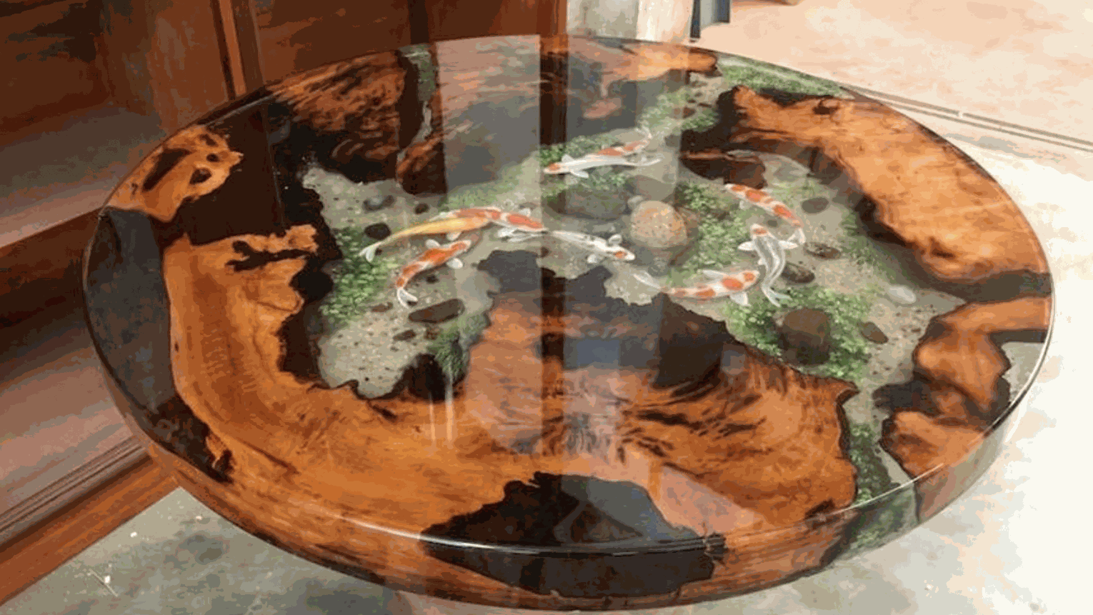 Nổi bật nhất trên mặt bàn epoxy resin này chính là bàn vẽ cá koi đang tung tăng bơi lội, tạo nên giá trị cho mẫu bàn tròn độc đáo này