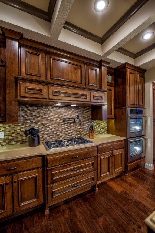 tủ bếp gỗ sồi sơn màu óc chó