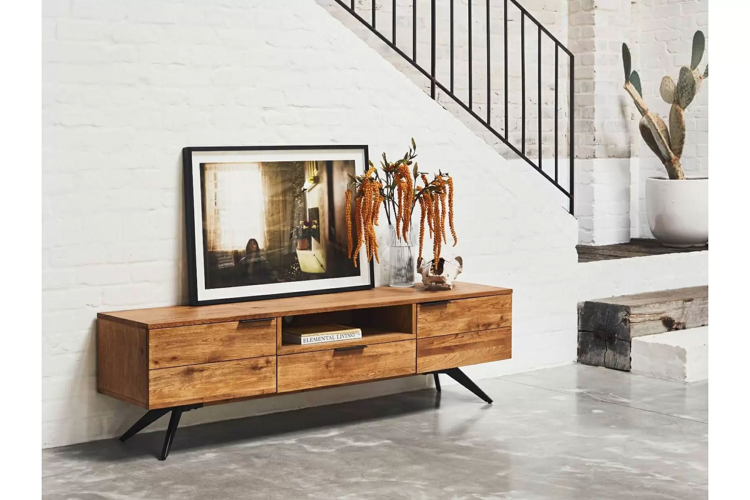 Kệ tivi gỗ Sồi (Oak) dễ kết hợp với các sản phẩm nội thất khác