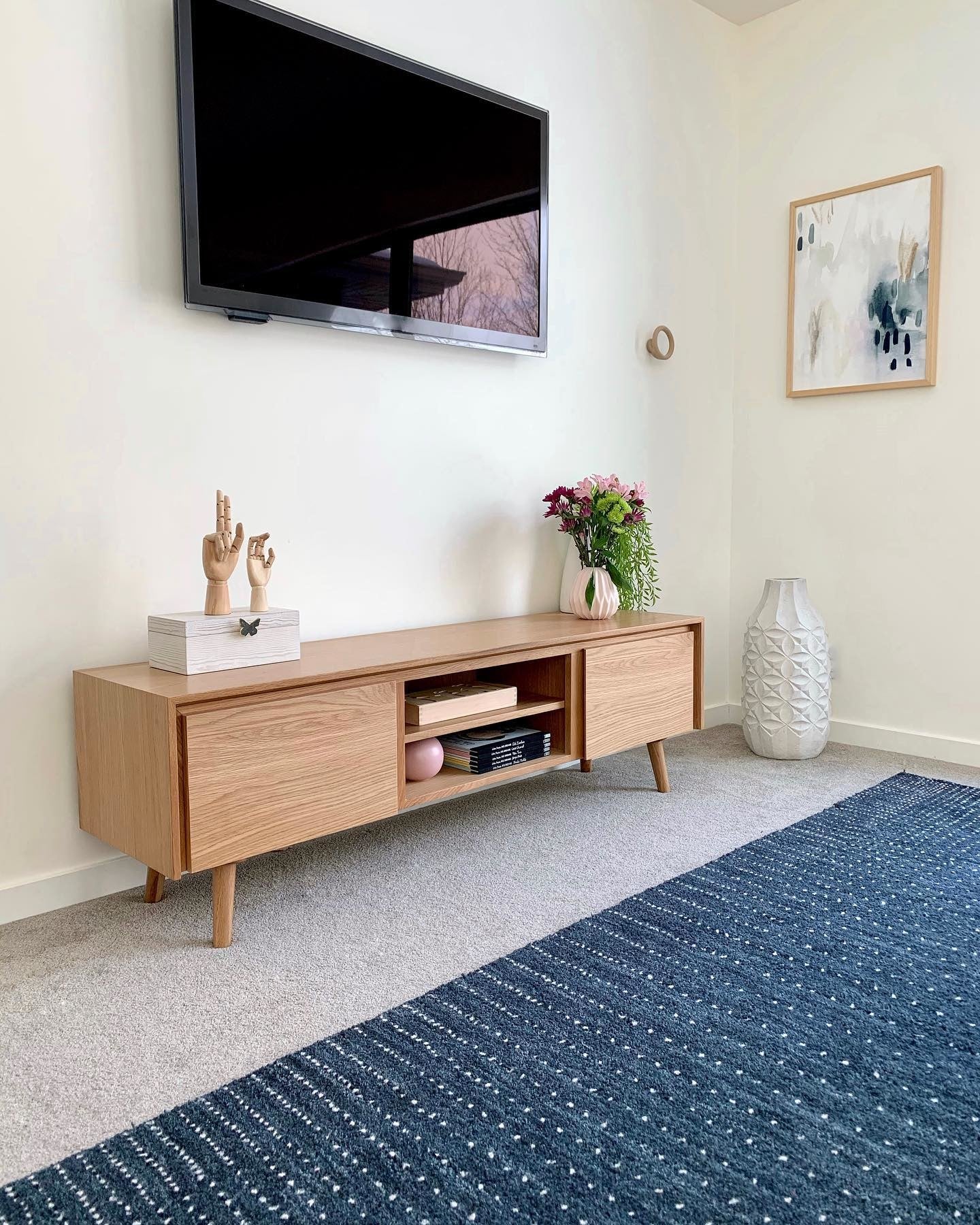 Mẫu sản phẩm kệ tivi gỗ Sồi (Oak) với thiết kế cổ điển cùng kích thước vừa phải