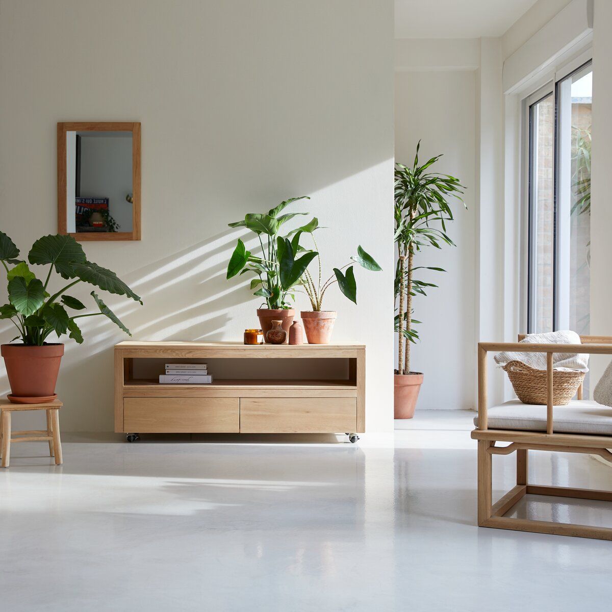 Mẫu sản phẩm kệ tivi gỗ Sồi (Oak) với thiết kế cổ điển cùng kích thước vừa phải