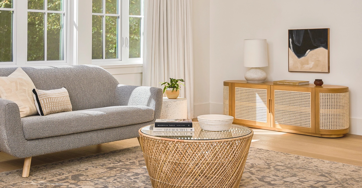 Mẫu sản phẩm kệ tivi gỗ Sồi (Oak) với thiết kế cổ điển cùng kích thước vừa phải