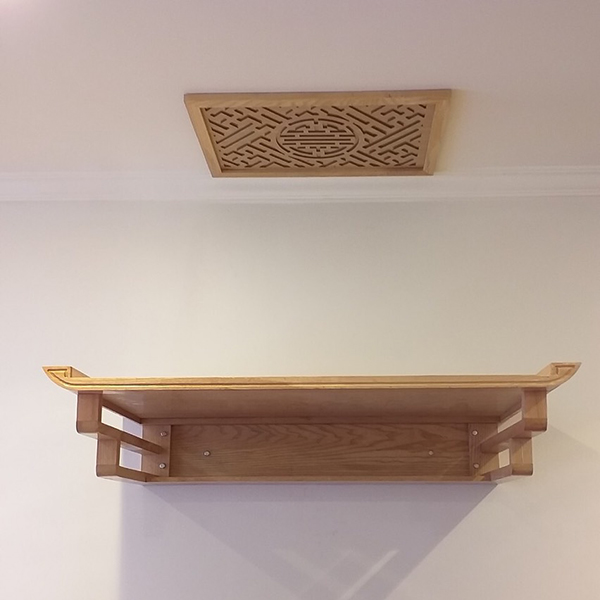 Bàn thờ treo tường được làm bằng gỗ Sồi hiện đại với kích thước nhỏ nhắn và thiết kế đơn giản
