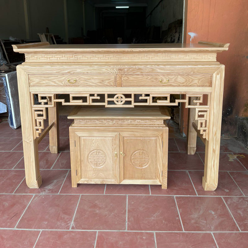 Bàn thờ treo tường được làm bằng gỗ Sồi hiện đại với kích thước nhỏ nhắn và thiết kế đơn giản