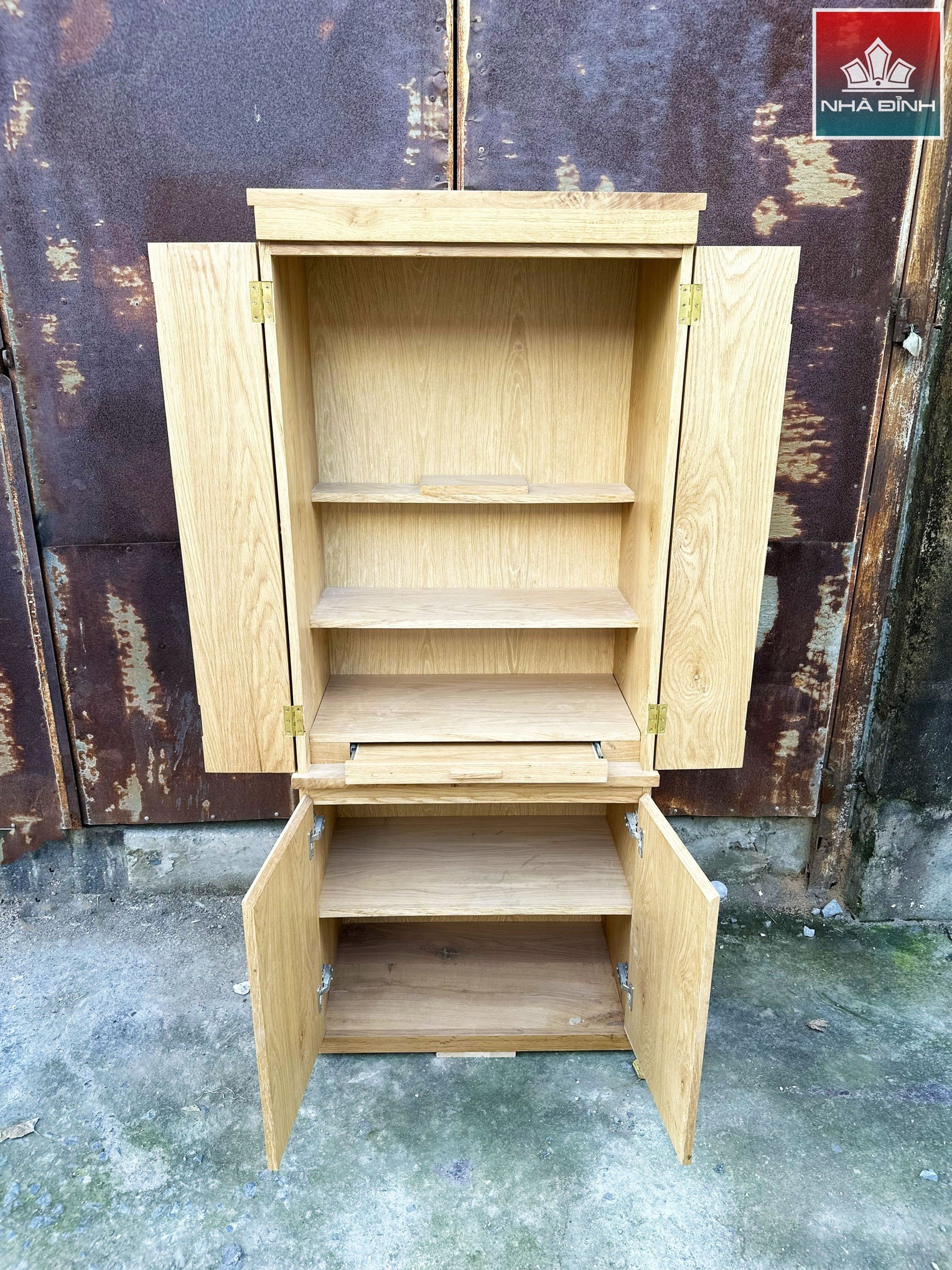 Bàn thờ treo tường gỗ Sồi với thiết kế ấn tượng mang đến sự ấm cúng và gần gũi cho không gian