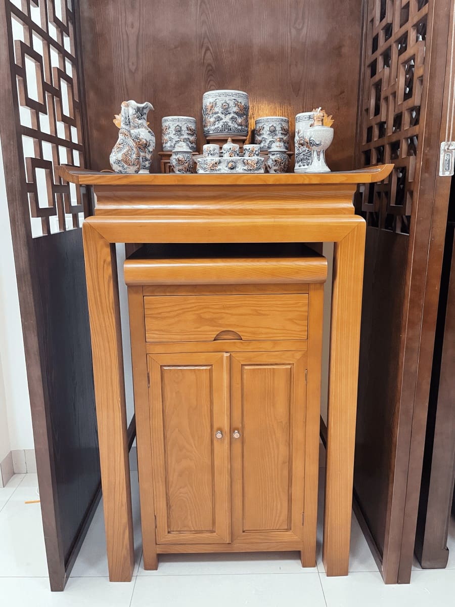 Bàn thờ treo tường gỗ Sồi với thiết kế ấn tượng mang đến sự ấm cúng và gần gũi cho không gian