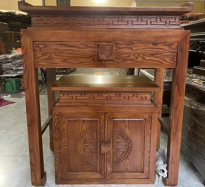 Bàn thờ treo tường gỗ Sồi với thiết kế ấn tượng mang đến sự ấm cúng và gần gũi cho không gian