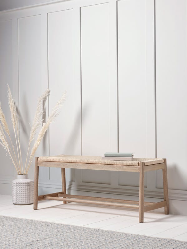 Nếu bạn đang tìm kiếm một mẫu ghế được làm từ gỗ Sồi với kiểu dáng độc đáo, phá cách thì đây chính là sự lựa chọn lý tưởng dành cho bạn