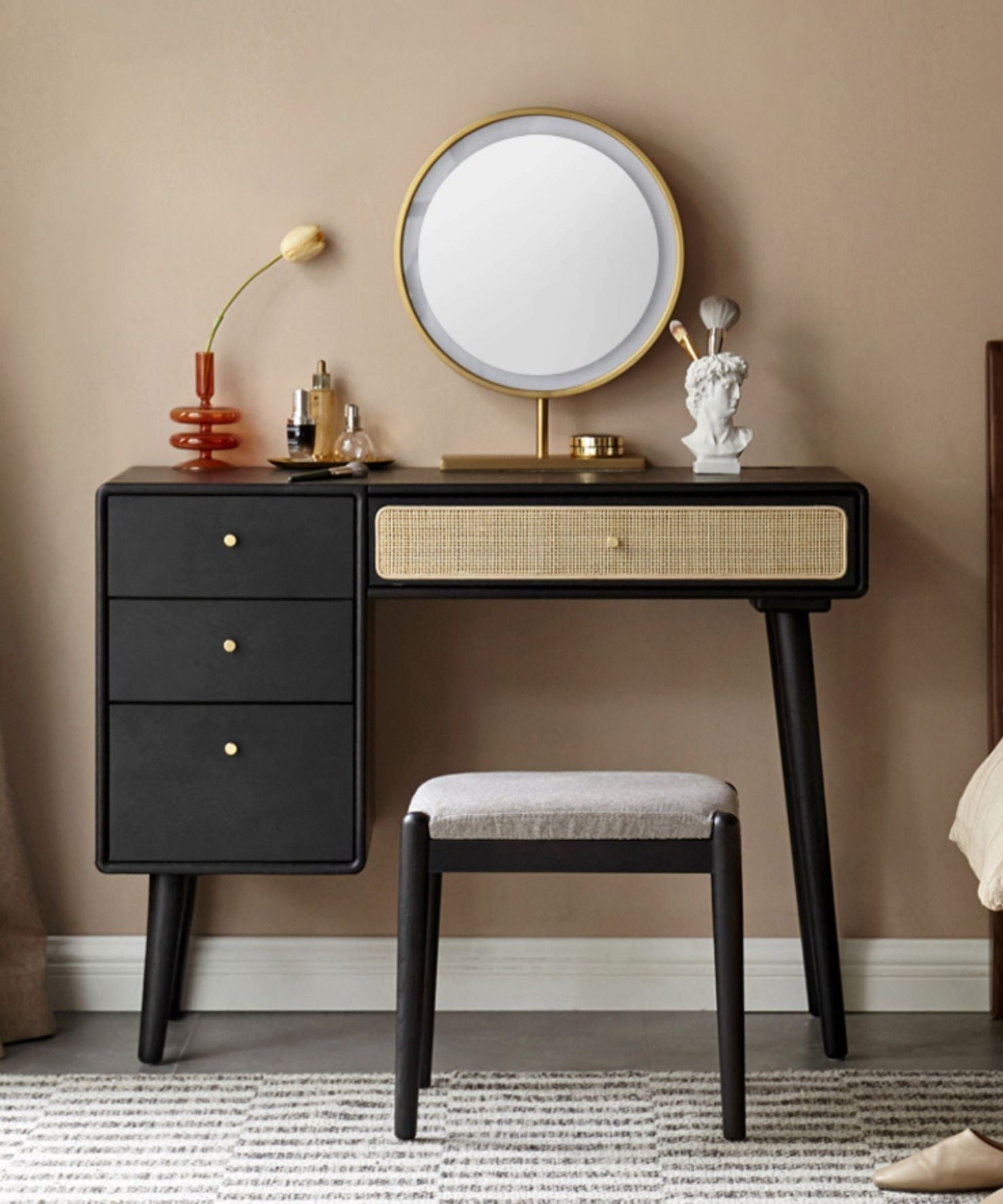 Mẫu thiết kế nhỏ gọn, phong cách sang trọng, làm nổi bật lên vẻ hiện đại của phòng ngủ và thể hiện được gu thẩm mỹ đặc biệt của gia chủ