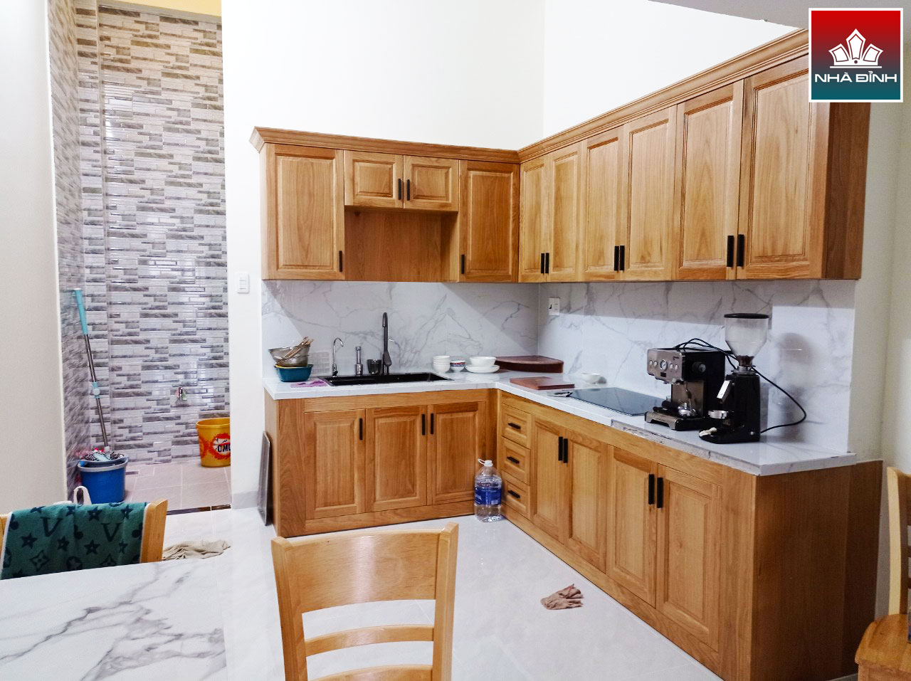 tủ bếp gỗ sồi